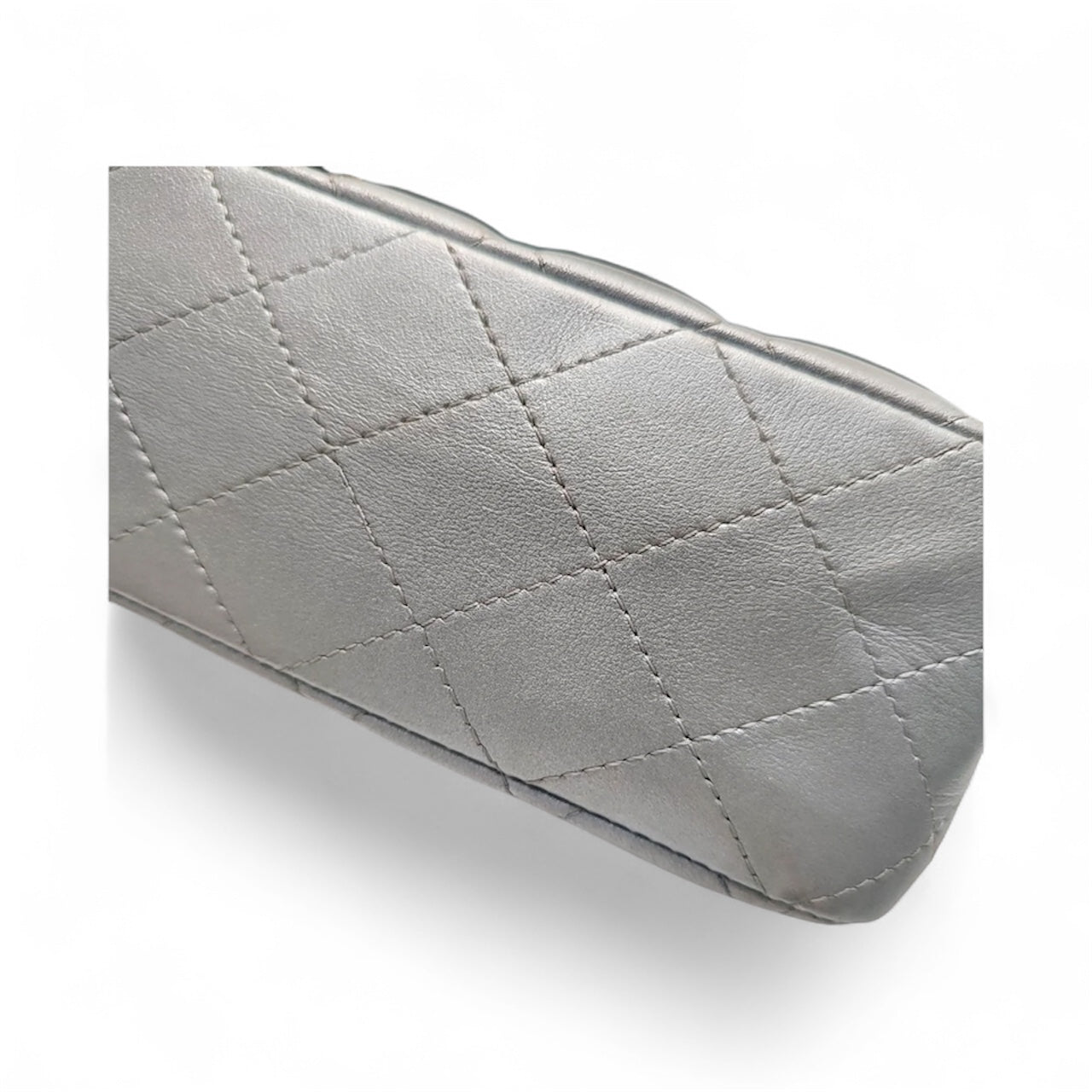 Bolsa Chanel Classic Flap Média – Couro de Cordeiro Cinza Prateado