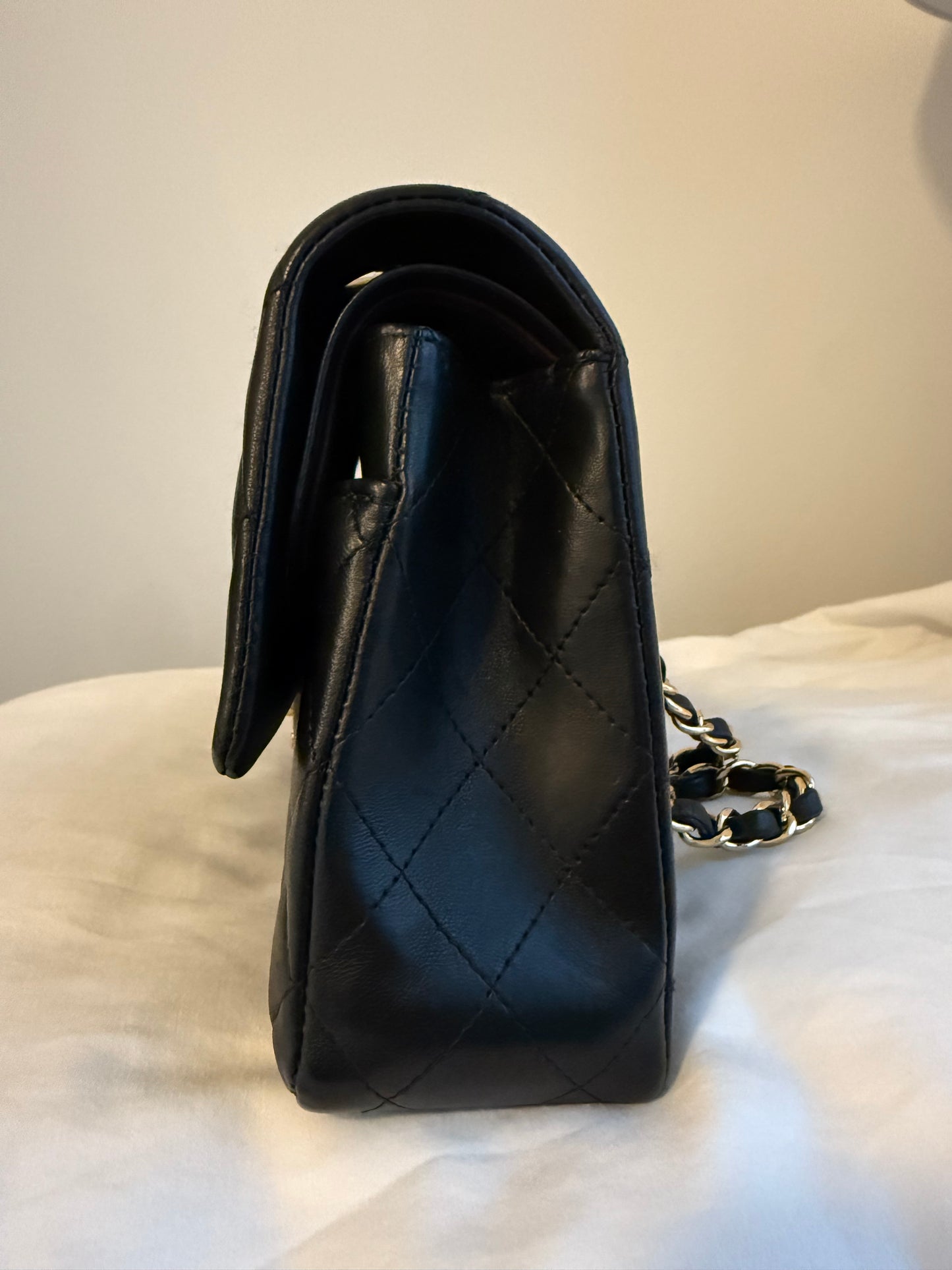 Bolsa Chanel Timeless Classic Flap em couro lambskin preto com ferragens douradas.