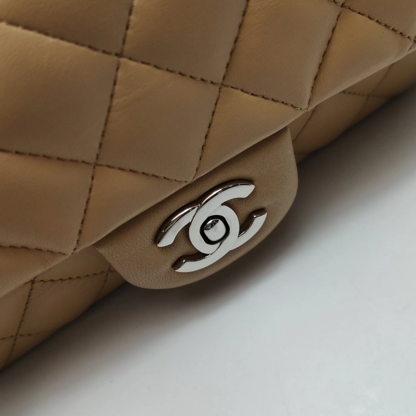 Bolsa Chanel Classic Flap Mini Retangular – Couro de Cordeiro Bege com Ferragens Prateadas (2018)