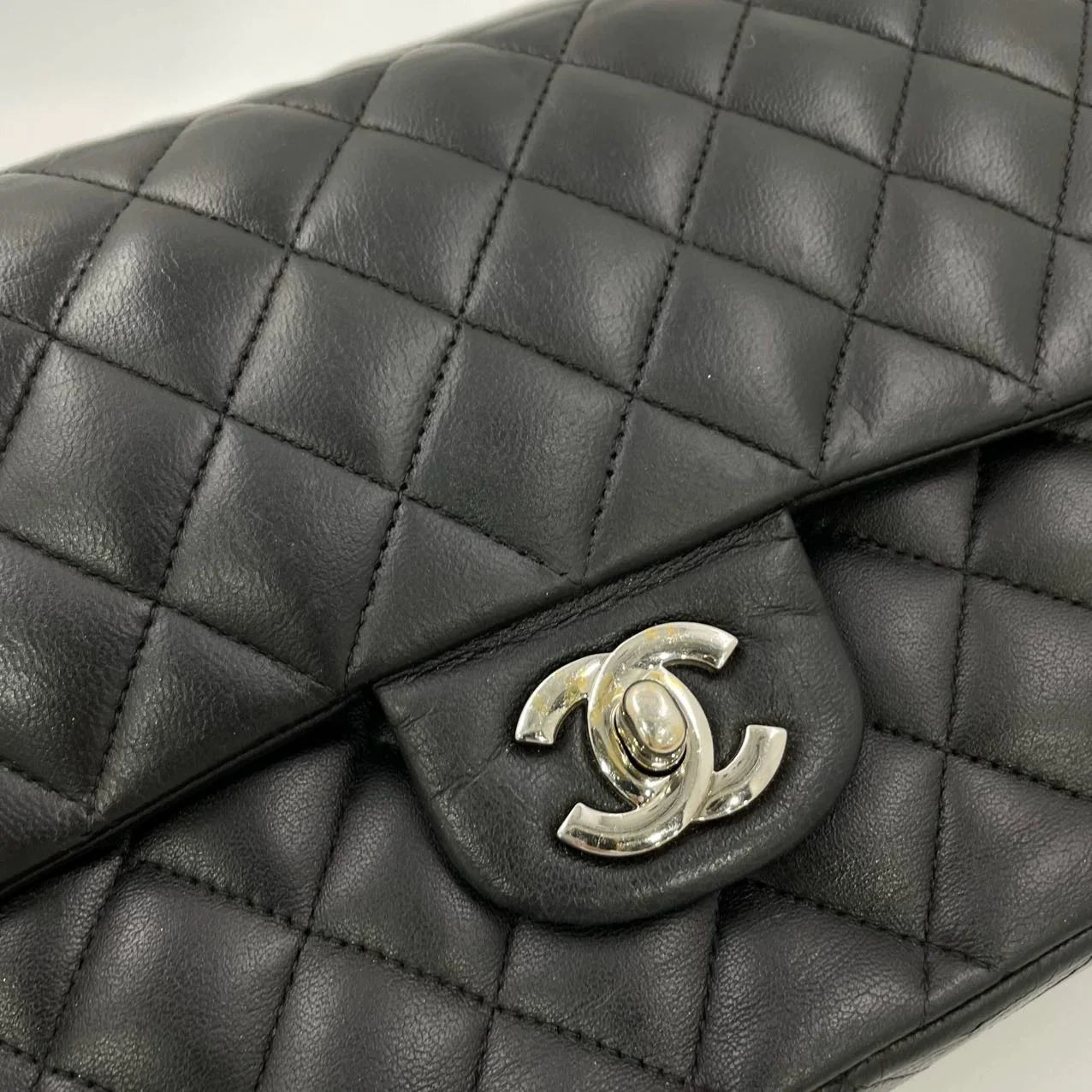Bolsa Chanel Classic Flap Média – Couro de Cordeiro Preto