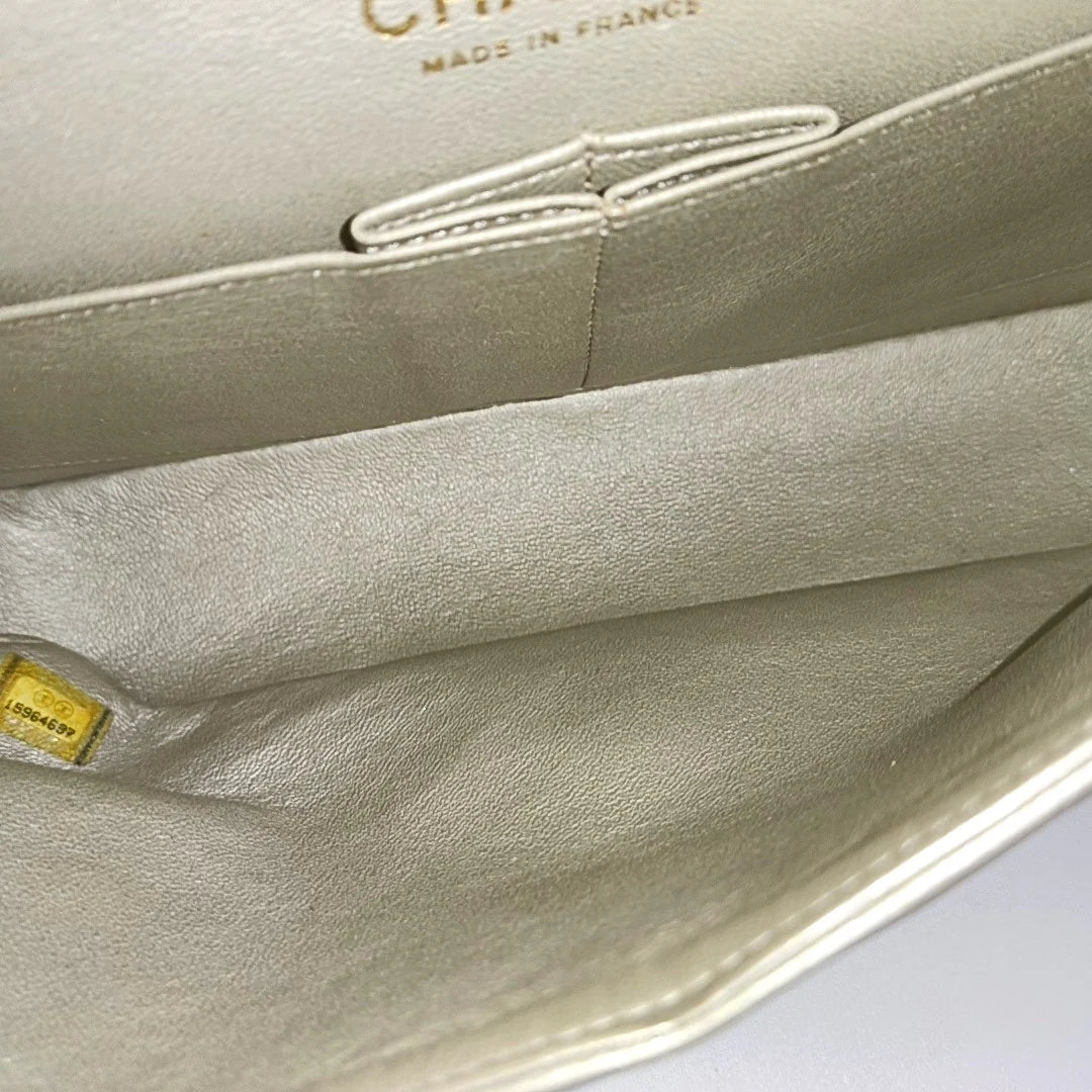 Bolsa Chanel Classic Flap Média – Couro Dourado com Ferragens Douradas (2011)