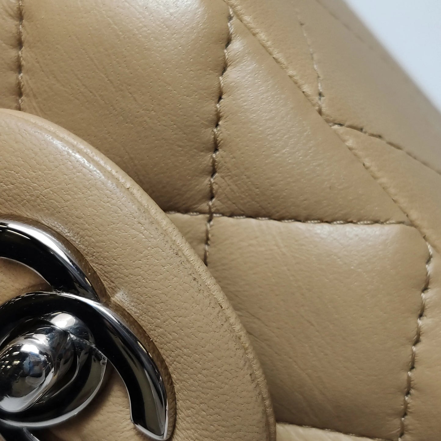 Bolsa Chanel Classic Flap Mini Retangular – Couro de Cordeiro Bege com Ferragens Prateadas (2018)