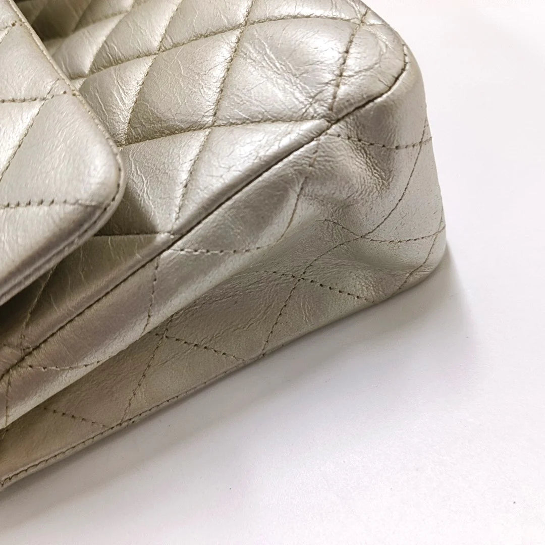 Bolsa Chanel Classic Flap Média – Couro Dourado com Ferragens Douradas (2011)