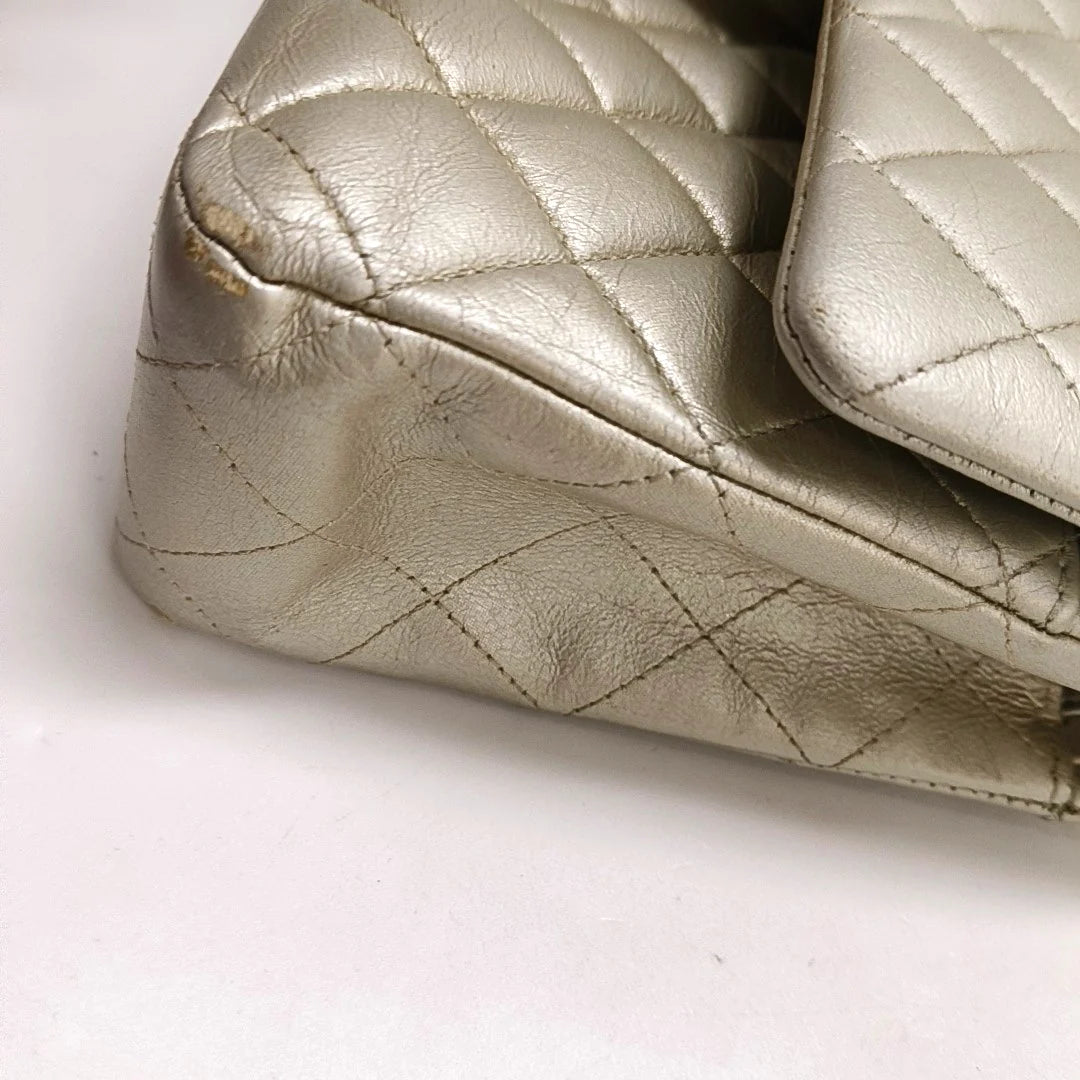 Bolsa Chanel Classic Flap Média – Couro Dourado com Ferragens Douradas (2011)