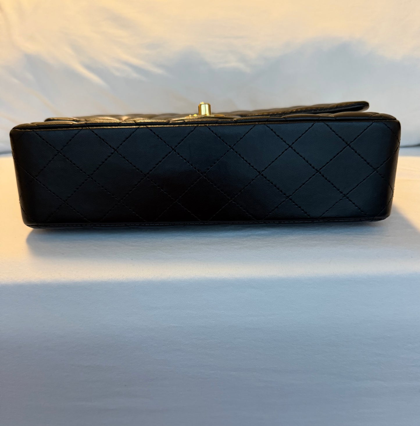 Bolsa Chanel Timeless Classic Flap em couro lambskin preto com ferragens douradas.