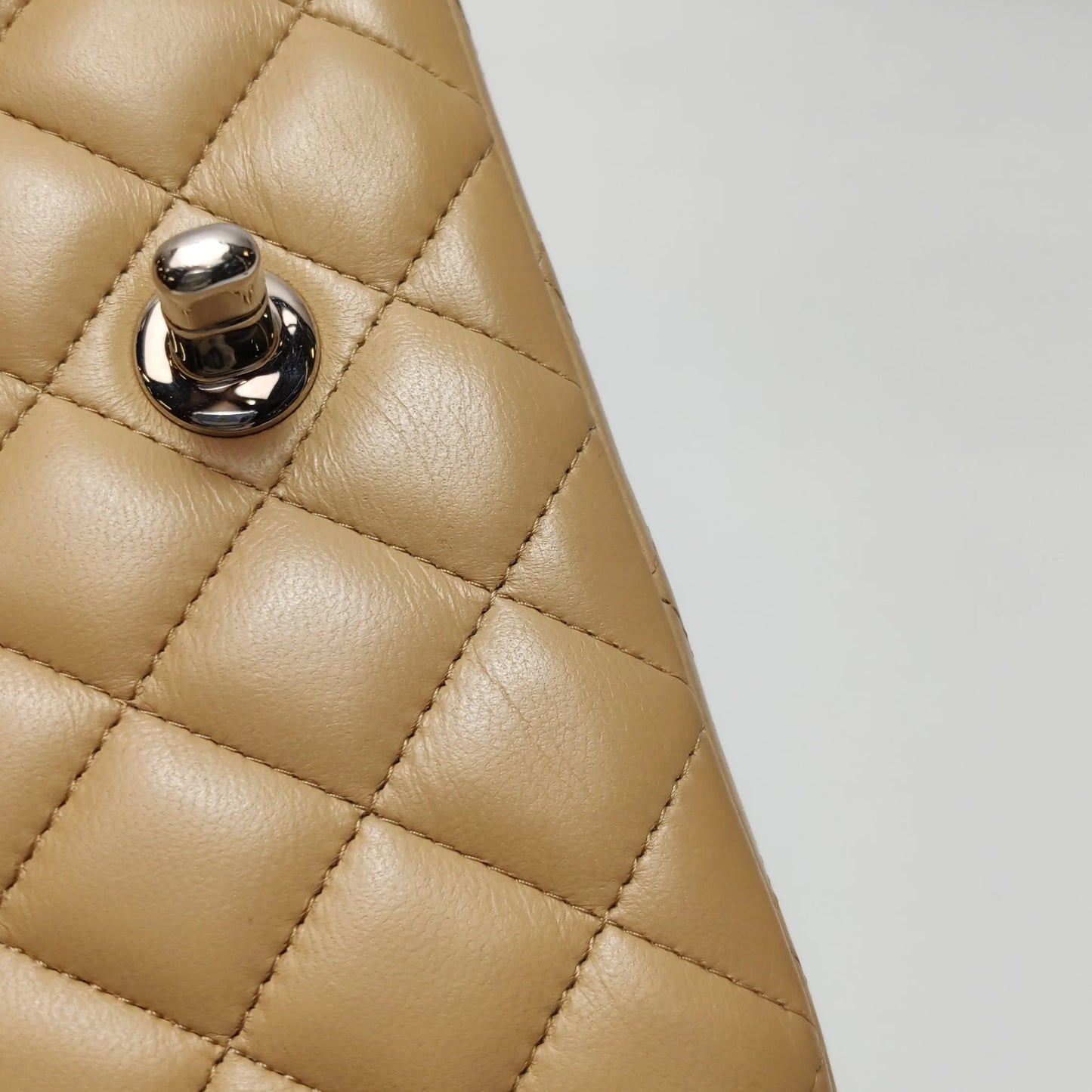 Bolsa Chanel Classic Flap Mini Retangular – Couro de Cordeiro Bege com Ferragens Prateadas (2018)