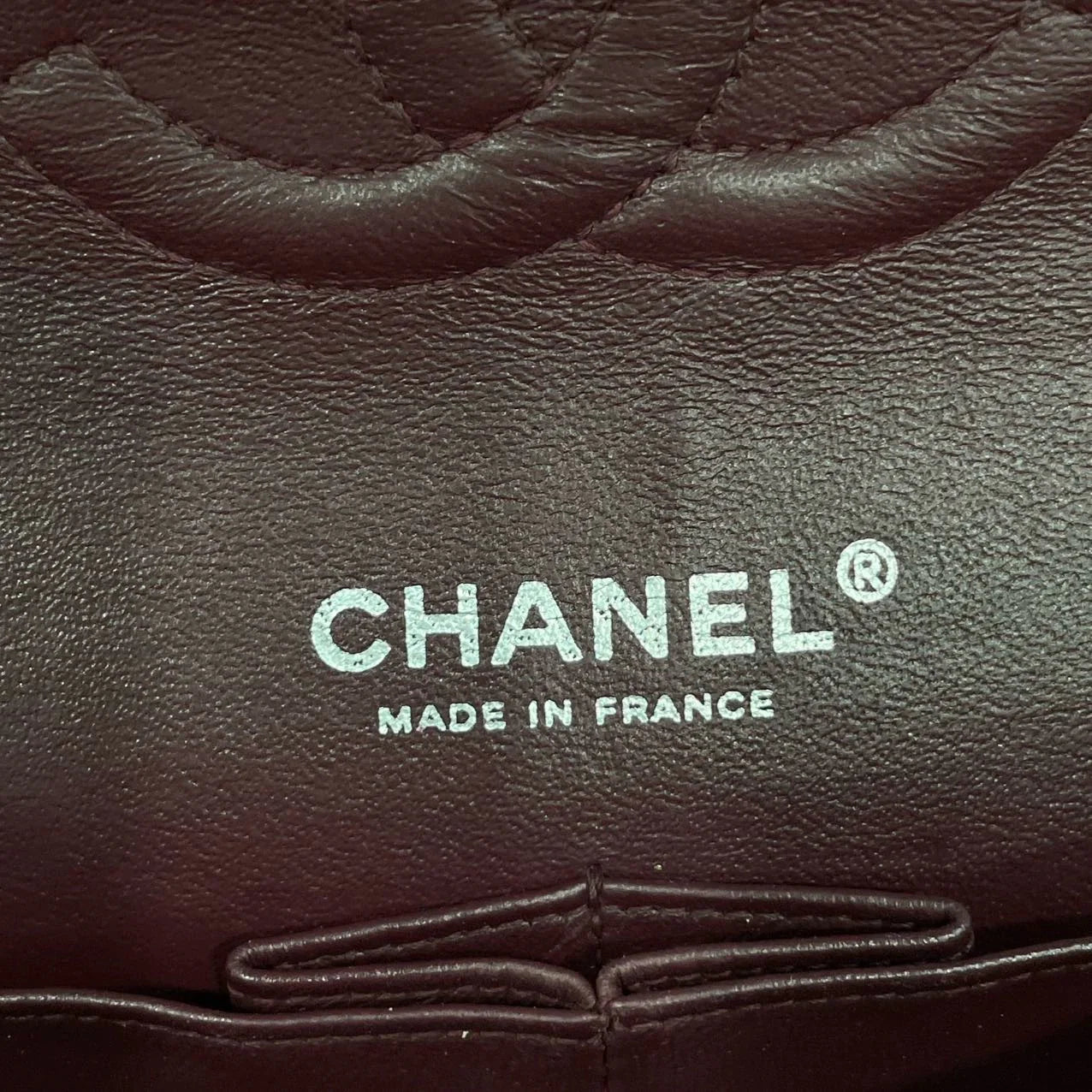 Bolsa Chanel Classic Flap Média – Couro de Cordeiro Preto