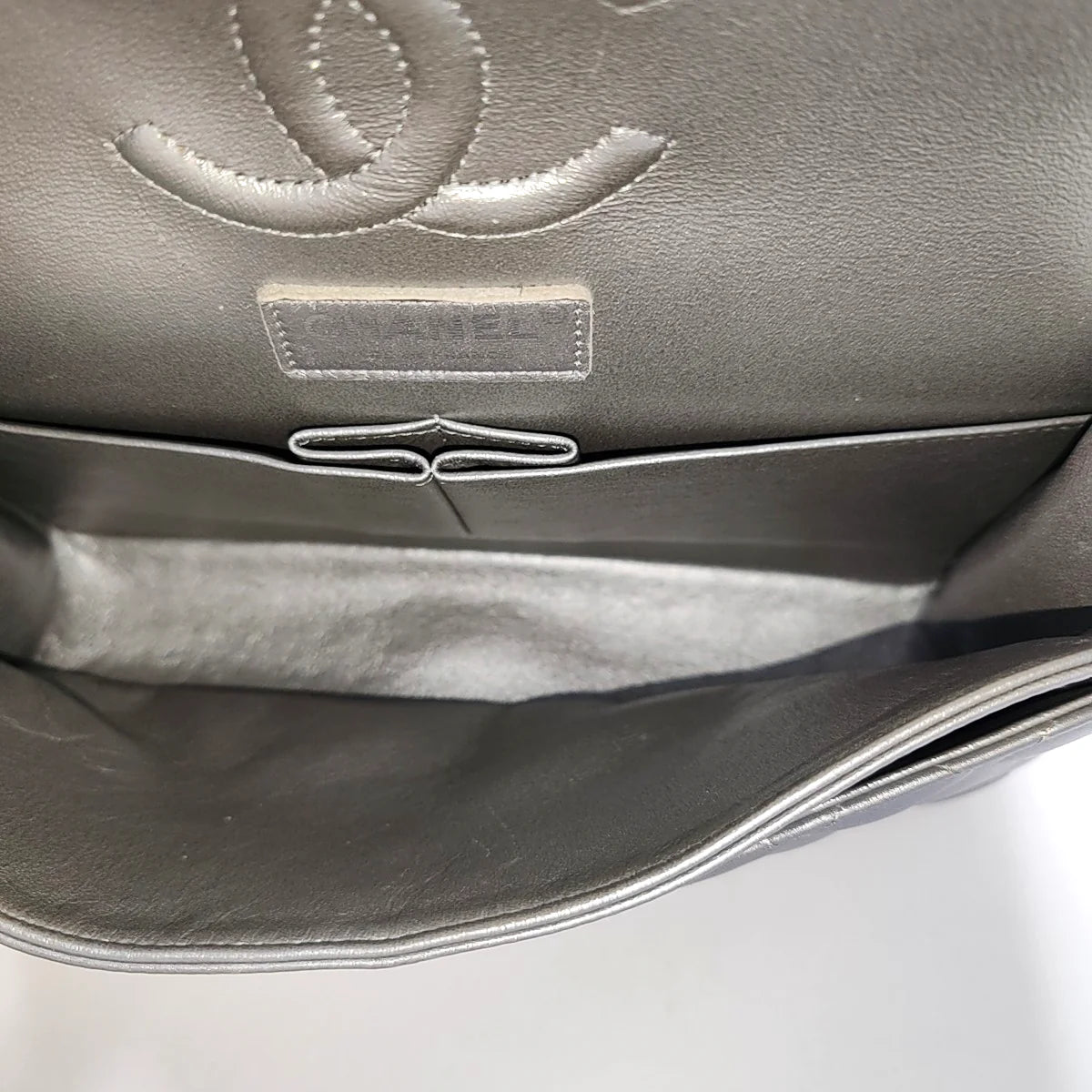 Bolsa Chanel Classic Flap Média – Couro de Cordeiro Cinza Prateado