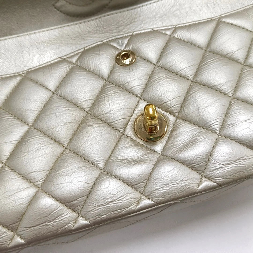 Bolsa Chanel Classic Flap Média – Couro Dourado com Ferragens Douradas (2011)