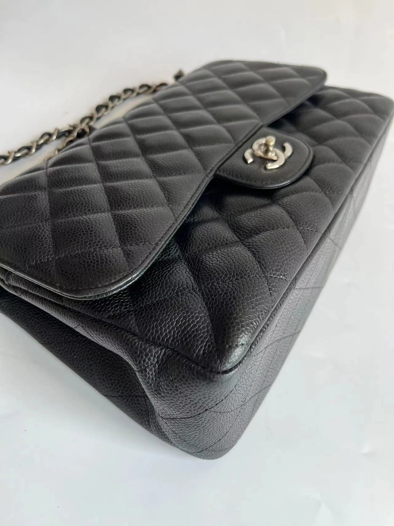 Bolsa Chanel Classic Flap Jumbo – Couro Caviar Preto