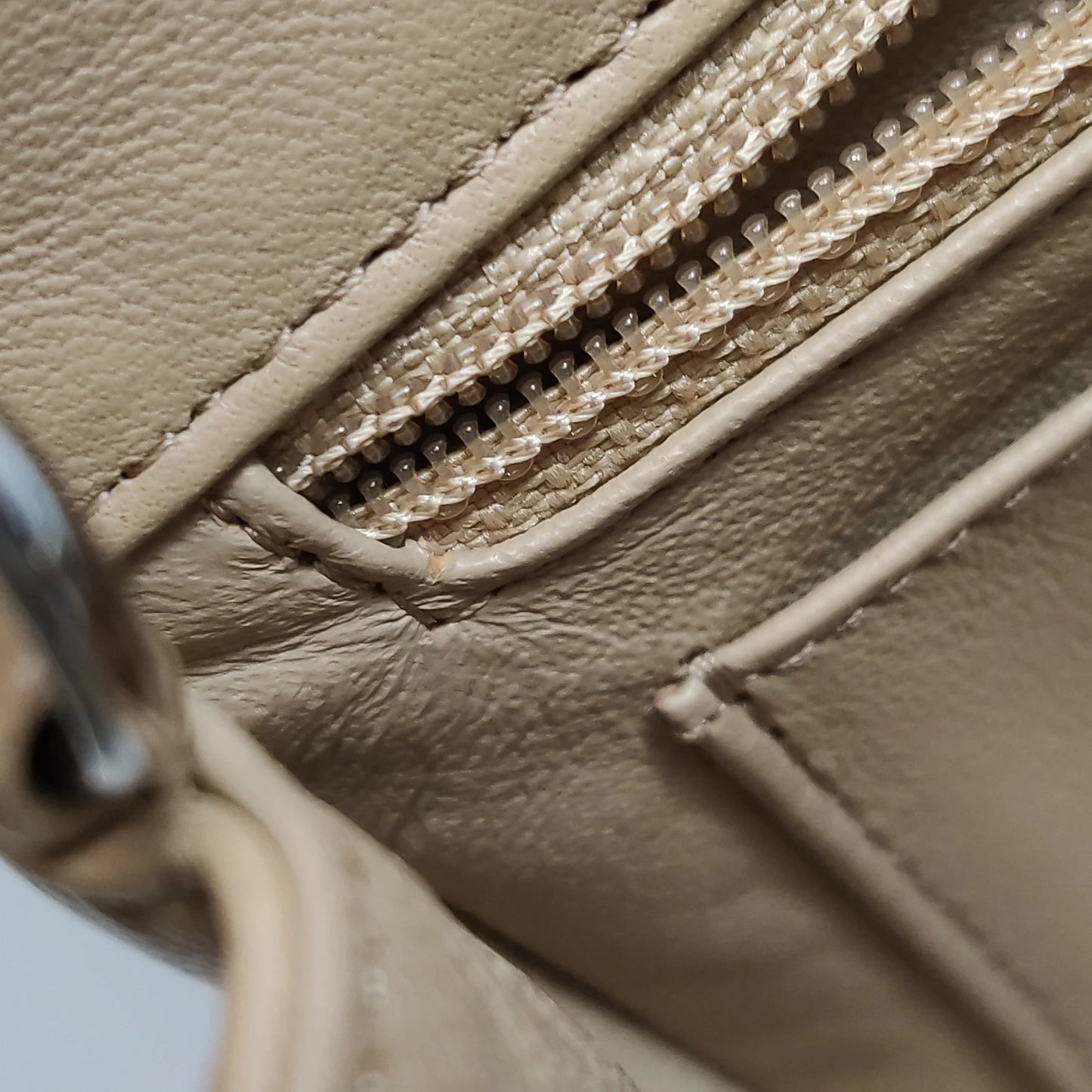 Bolsa Chanel Classic Flap Mini Retangular – Couro de Cordeiro Bege com Ferragens Prateadas (2018)