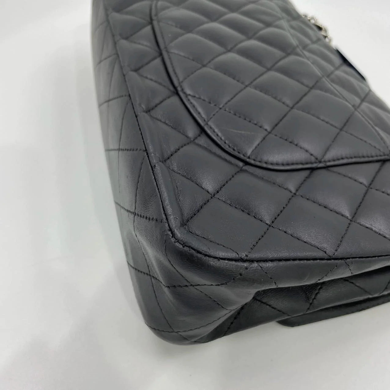 Bolsa Chanel Classic Flap Média – Couro de Cordeiro Preto