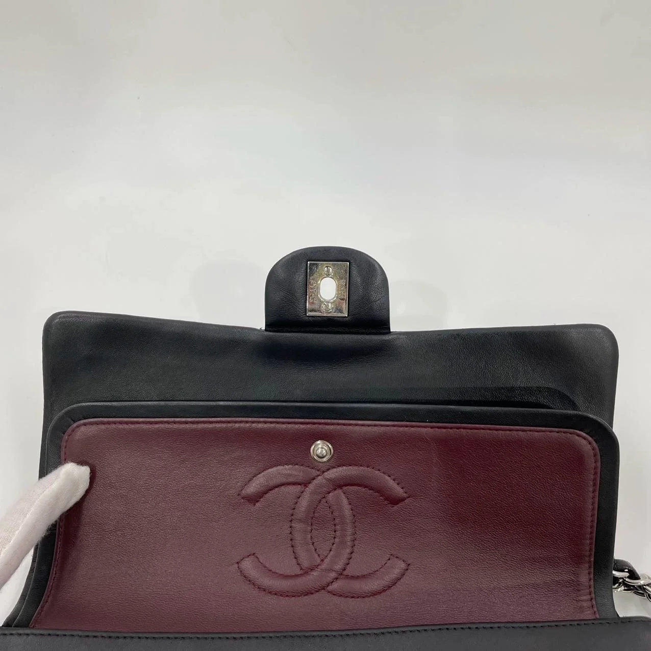 Bolsa Chanel Classic Flap Média – Couro de Cordeiro Preto