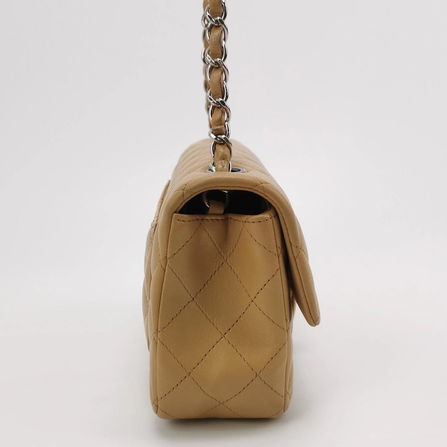 Bolsa Chanel Classic Flap Mini Retangular – Couro de Cordeiro Bege com Ferragens Prateadas (2018)