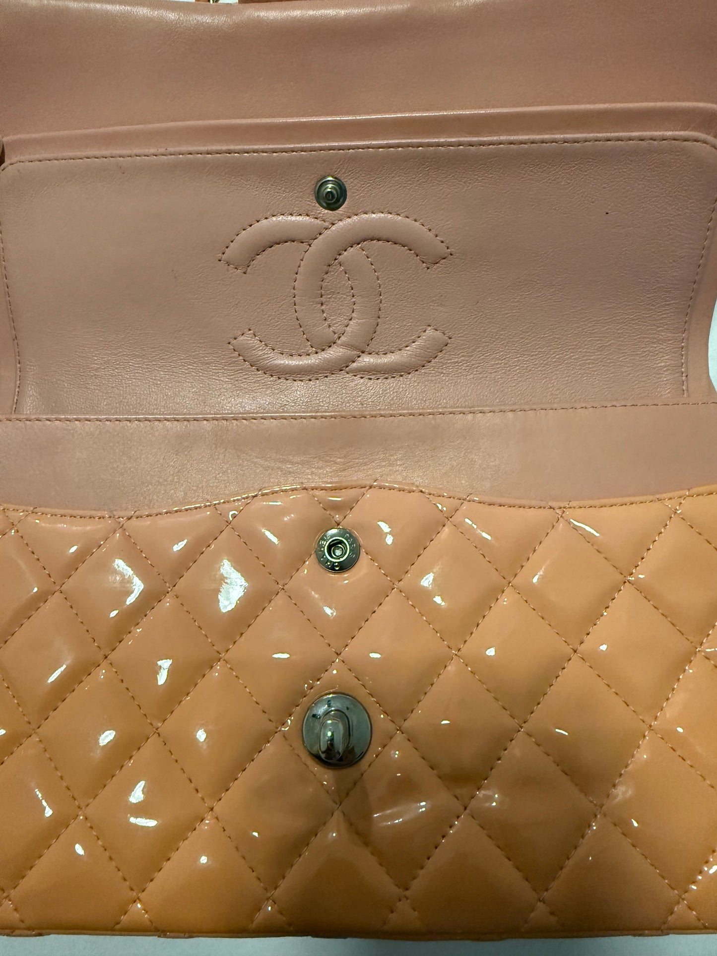Bolsa Chanel Classic Flap Medium Pink Orange Patent Leather