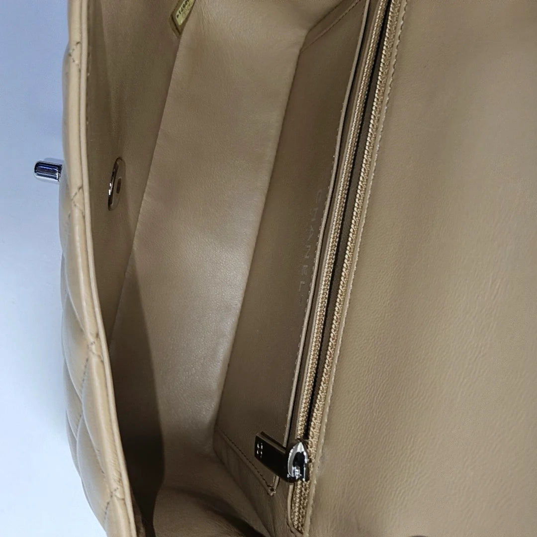 Bolsa Chanel Classic Flap Mini Retangular – Couro de Cordeiro Bege com Ferragens Prateadas (2018)