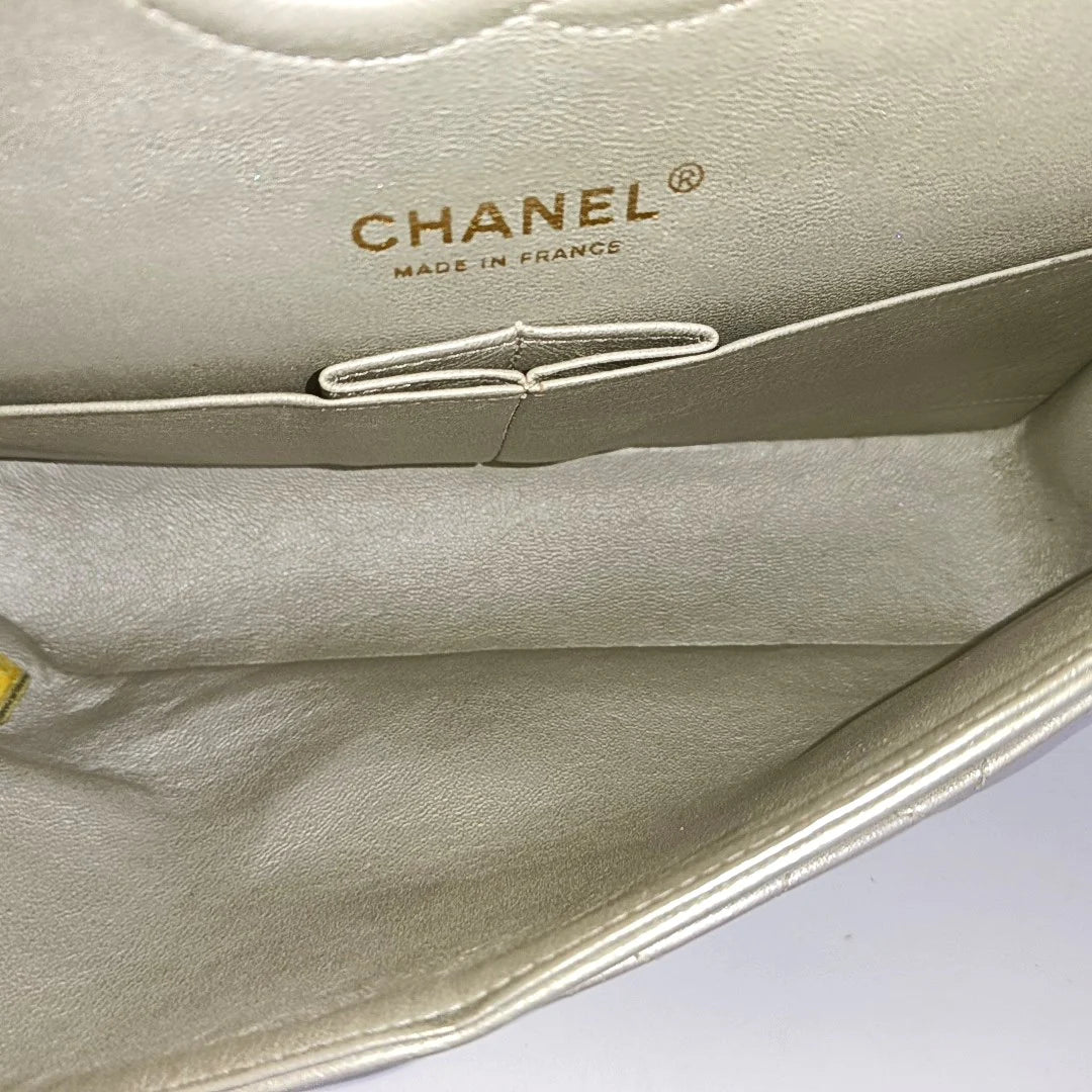 Bolsa Chanel Classic Flap Média – Couro Dourado com Ferragens Douradas (2011)