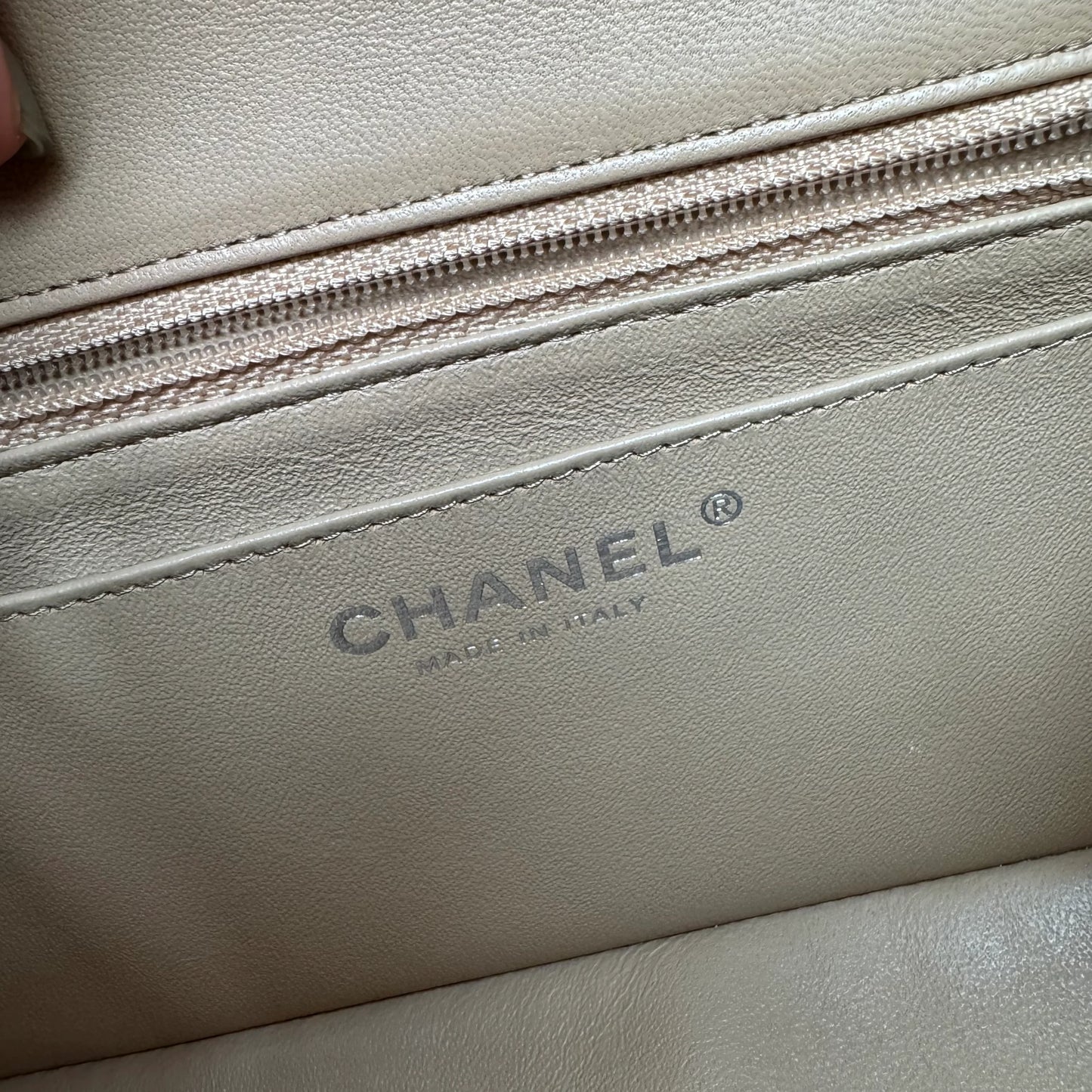 Bolsa Chanel Classic Flap Mini Retangular – Couro de Cordeiro Bege com Ferragens Prateadas (2018)