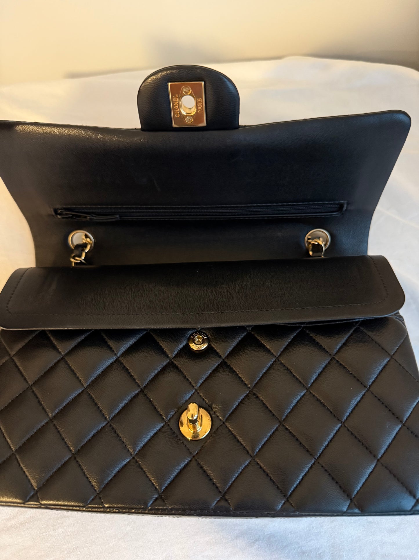 Bolsa Chanel Timeless Classic Flap em couro lambskin preto com ferragens douradas.