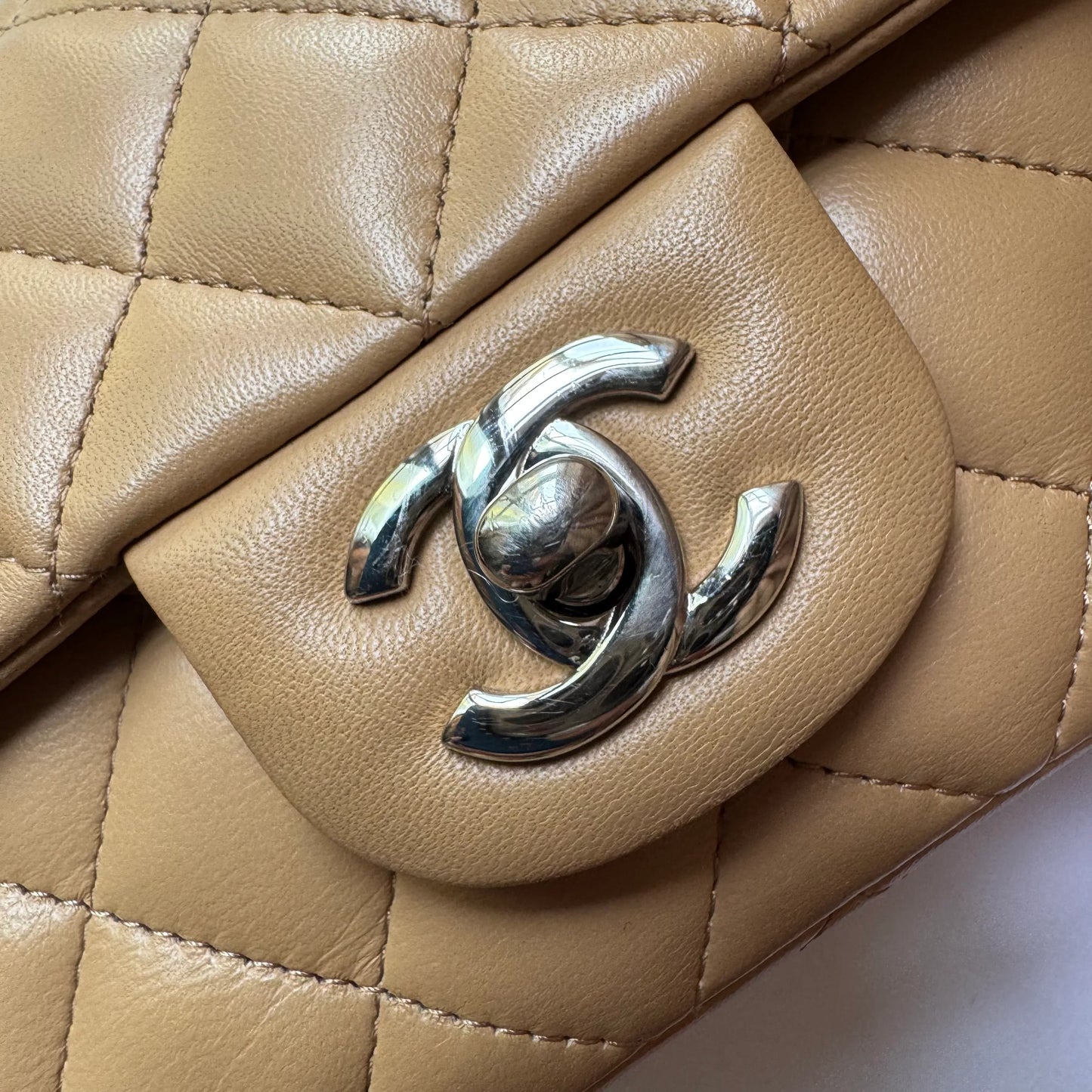Bolsa Chanel Classic Flap Mini Retangular – Couro de Cordeiro Bege com Ferragens Prateadas (2018)
