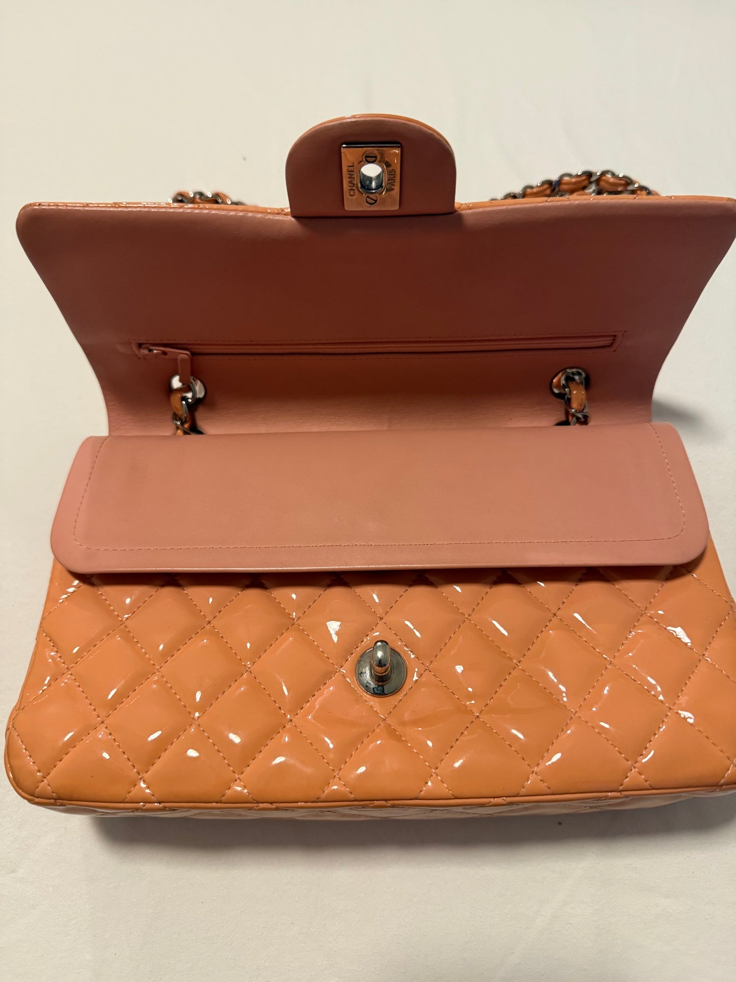 Bolsa Chanel Classic Flap Medium Pink Orange Patent Leather