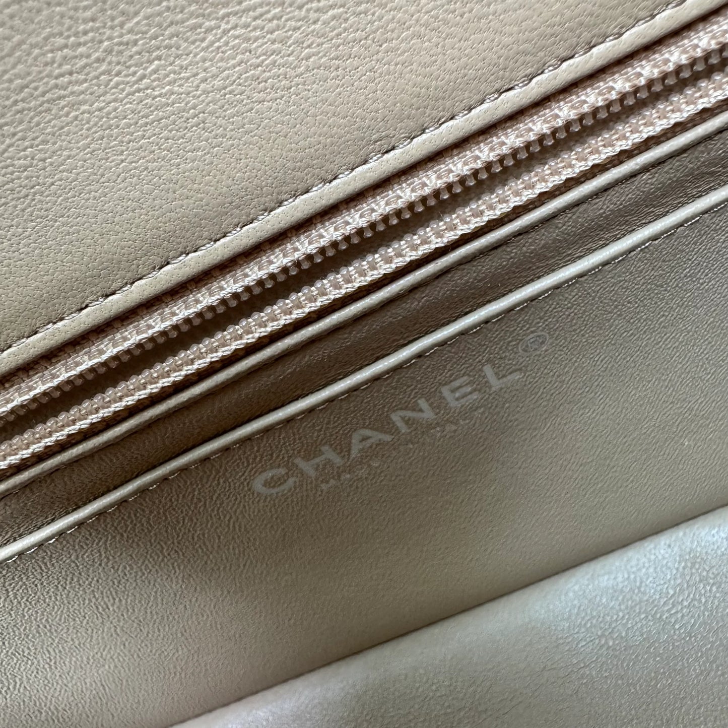 Bolsa Chanel Classic Flap Mini Retangular – Couro de Cordeiro Bege com Ferragens Prateadas (2018)