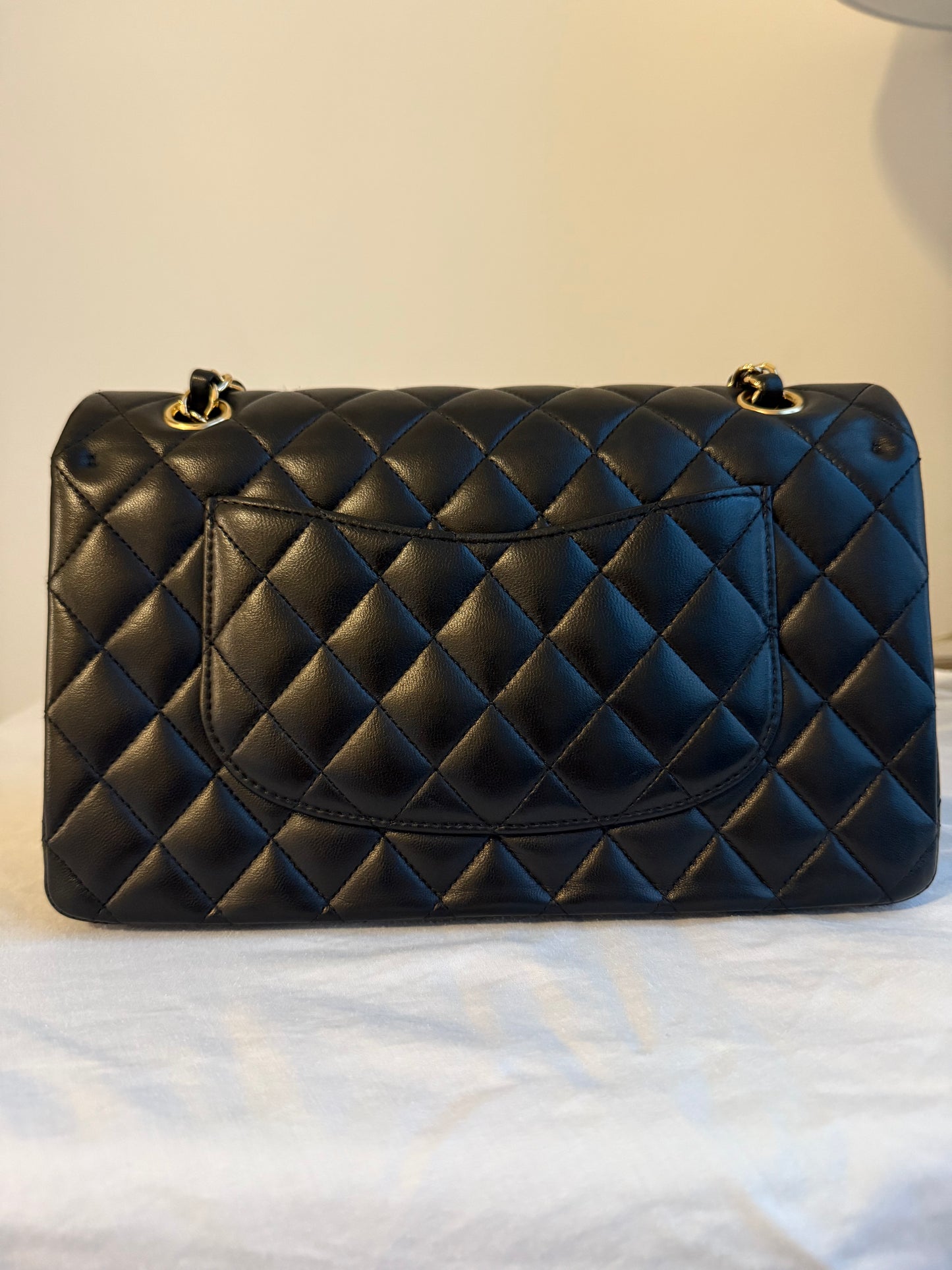 Bolsa Chanel Timeless Classic Flap em couro lambskin preto com ferragens douradas.