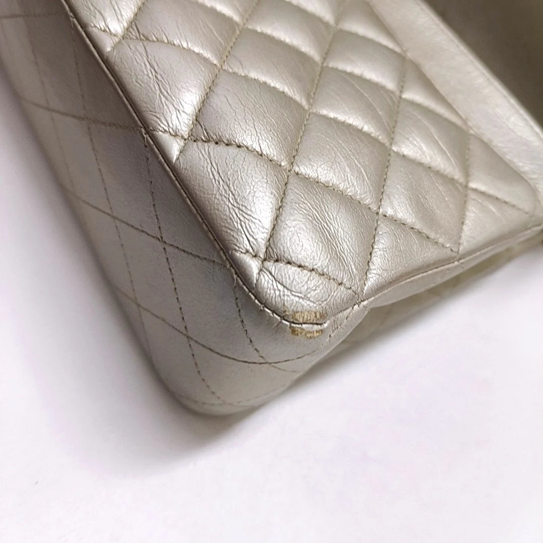 Bolsa Chanel Classic Flap Média – Couro Dourado com Ferragens Douradas (2011)