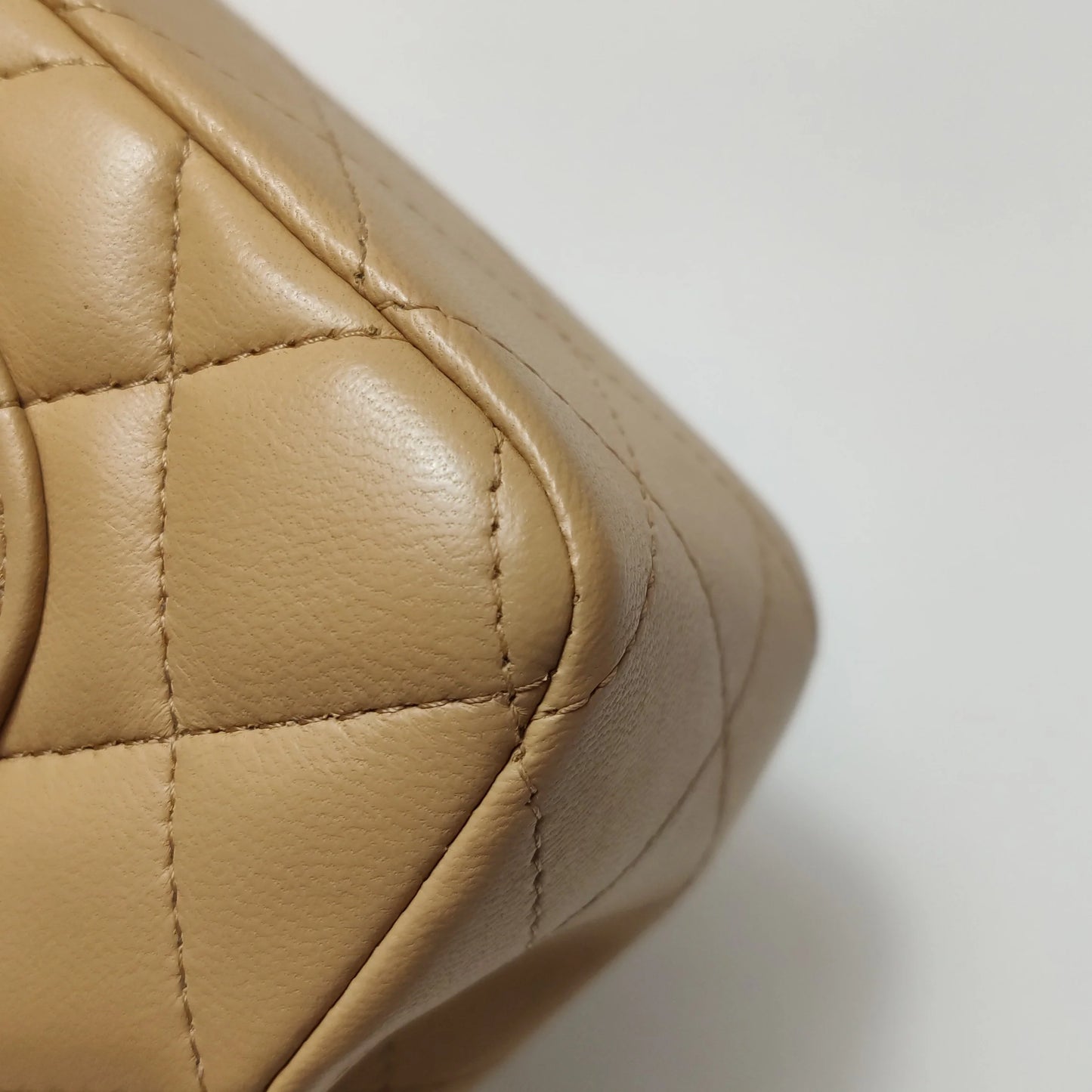 Bolsa Chanel Classic Flap Mini Retangular – Couro de Cordeiro Bege com Ferragens Prateadas (2018)
