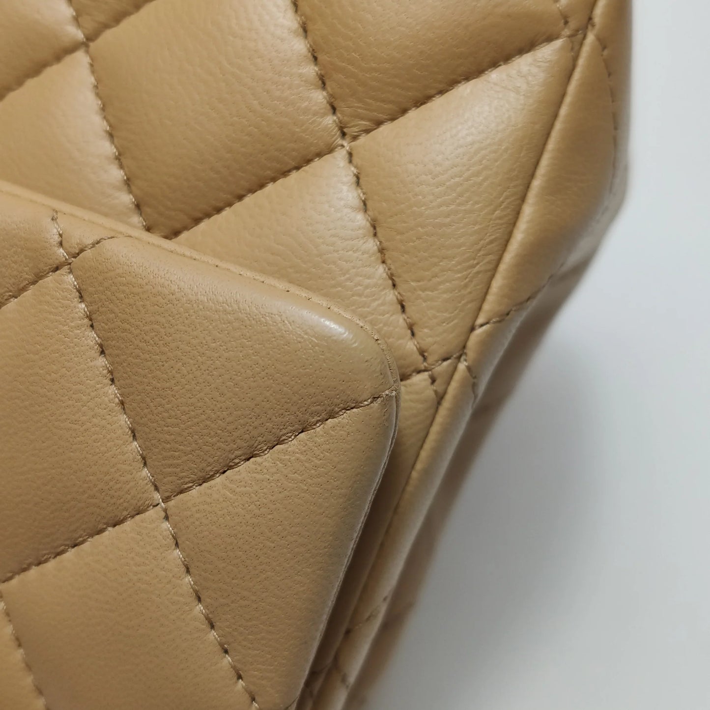 Bolsa Chanel Classic Flap Mini Retangular – Couro de Cordeiro Bege com Ferragens Prateadas (2018)