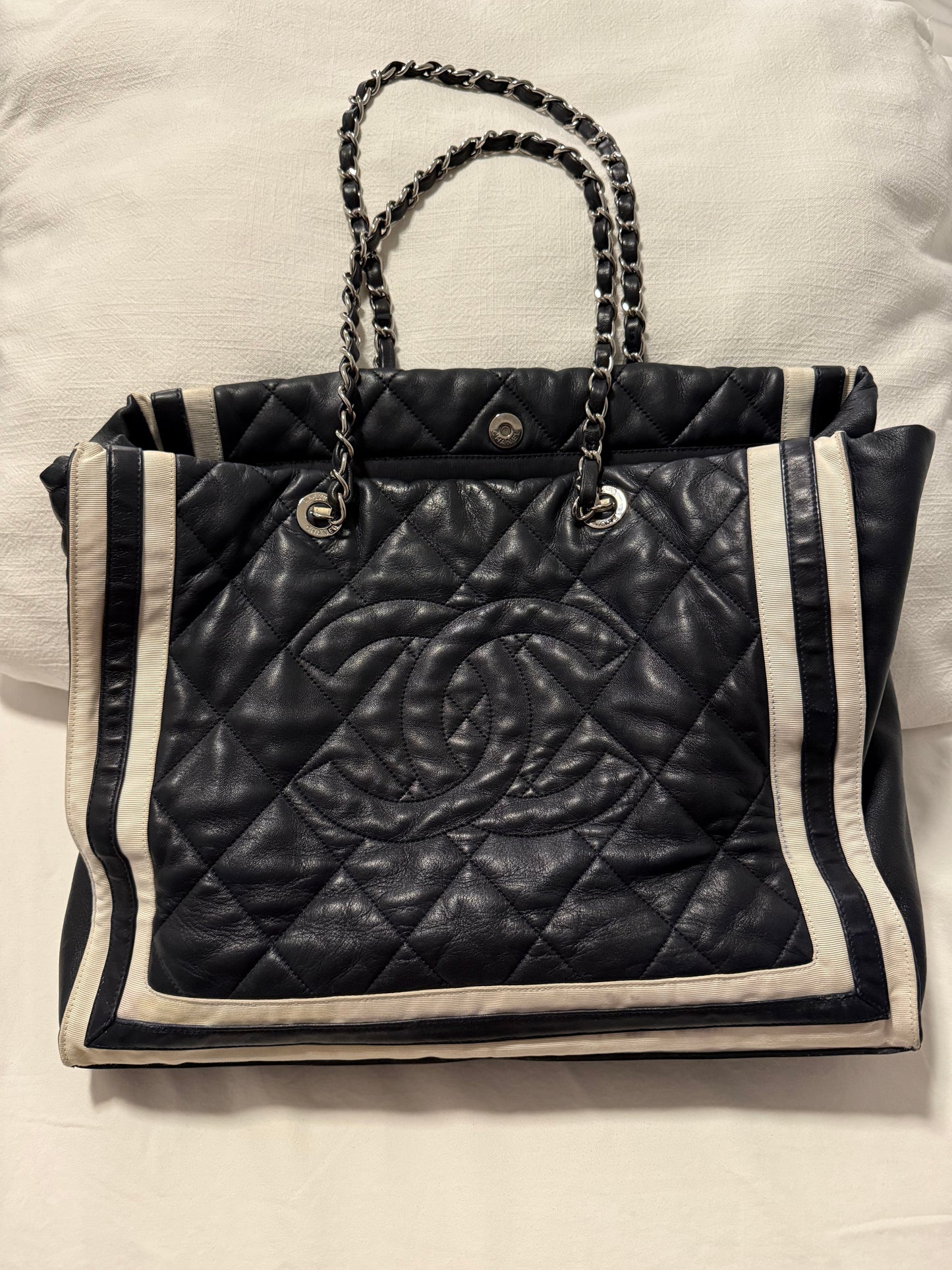 Bolsa Chanel CC Shopping Tote Navy com Listras Brancas