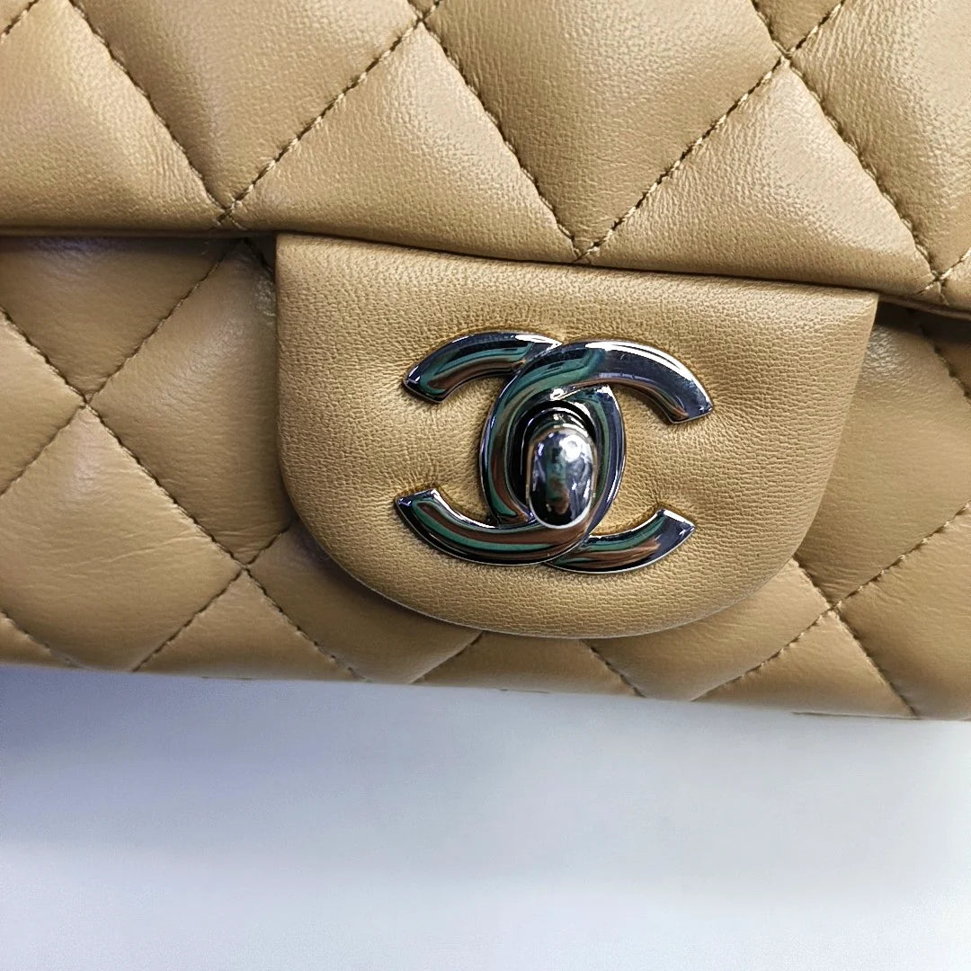 Bolsa Chanel Classic Flap Mini Retangular – Couro de Cordeiro Bege com Ferragens Prateadas (2018)