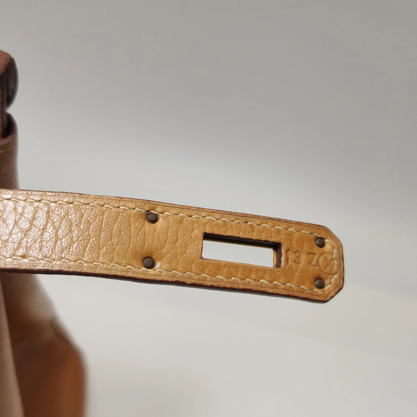 Hermès Birkin 40 Couro Clemence Gold com Ferragens Douradas