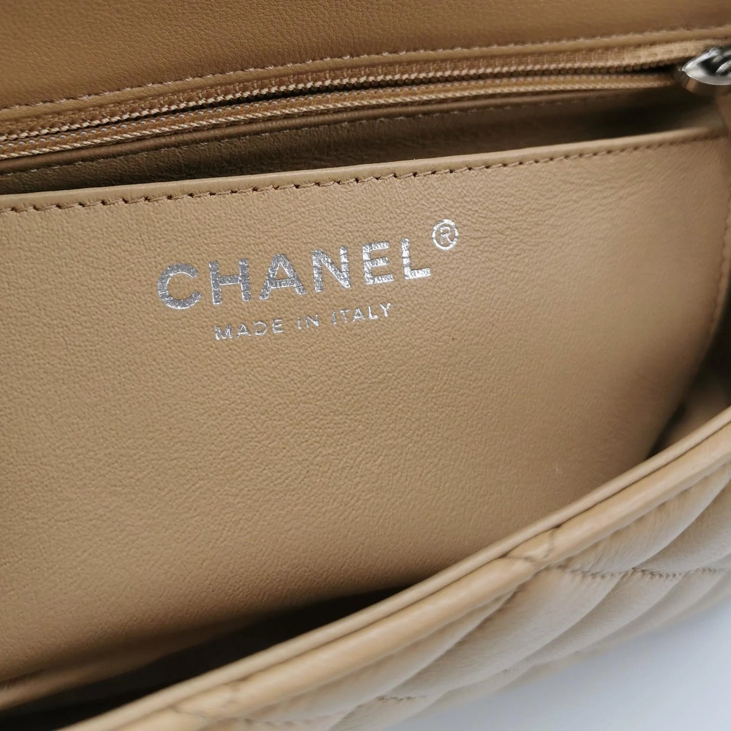 Bolsa Chanel Classic Flap Mini Retangular – Couro de Cordeiro Bege com Ferragens Prateadas (2018)