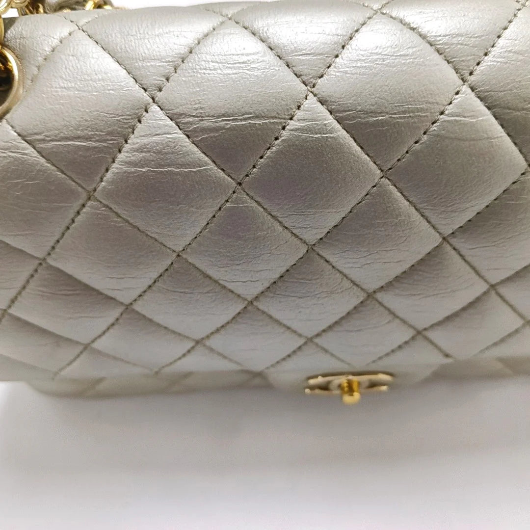 Bolsa Chanel Classic Flap Média – Couro Dourado com Ferragens Douradas (2011)