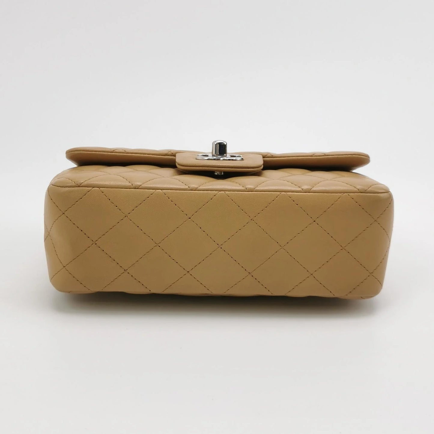 Bolsa Chanel Classic Flap Mini Retangular – Couro de Cordeiro Bege com Ferragens Prateadas (2018)