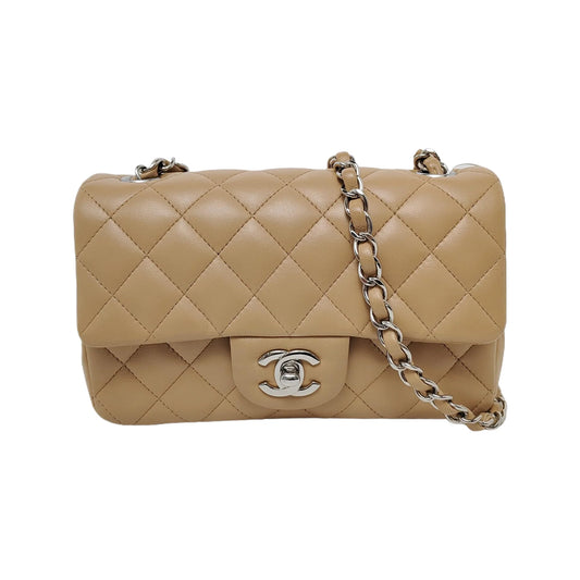 Bolsa Chanel Classic Flap Mini Retangular – Couro de Cordeiro Bege com Ferragens Prateadas (2018)