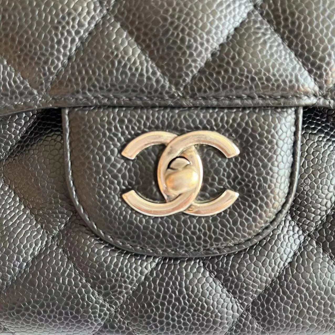 Bolsa Chanel Classic Flap Jumbo – Couro Caviar Preto