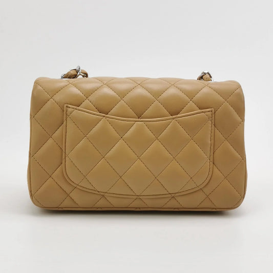 Bolsa Chanel Classic Flap Mini Retangular – Couro de Cordeiro Bege com Ferragens Prateadas (2018)