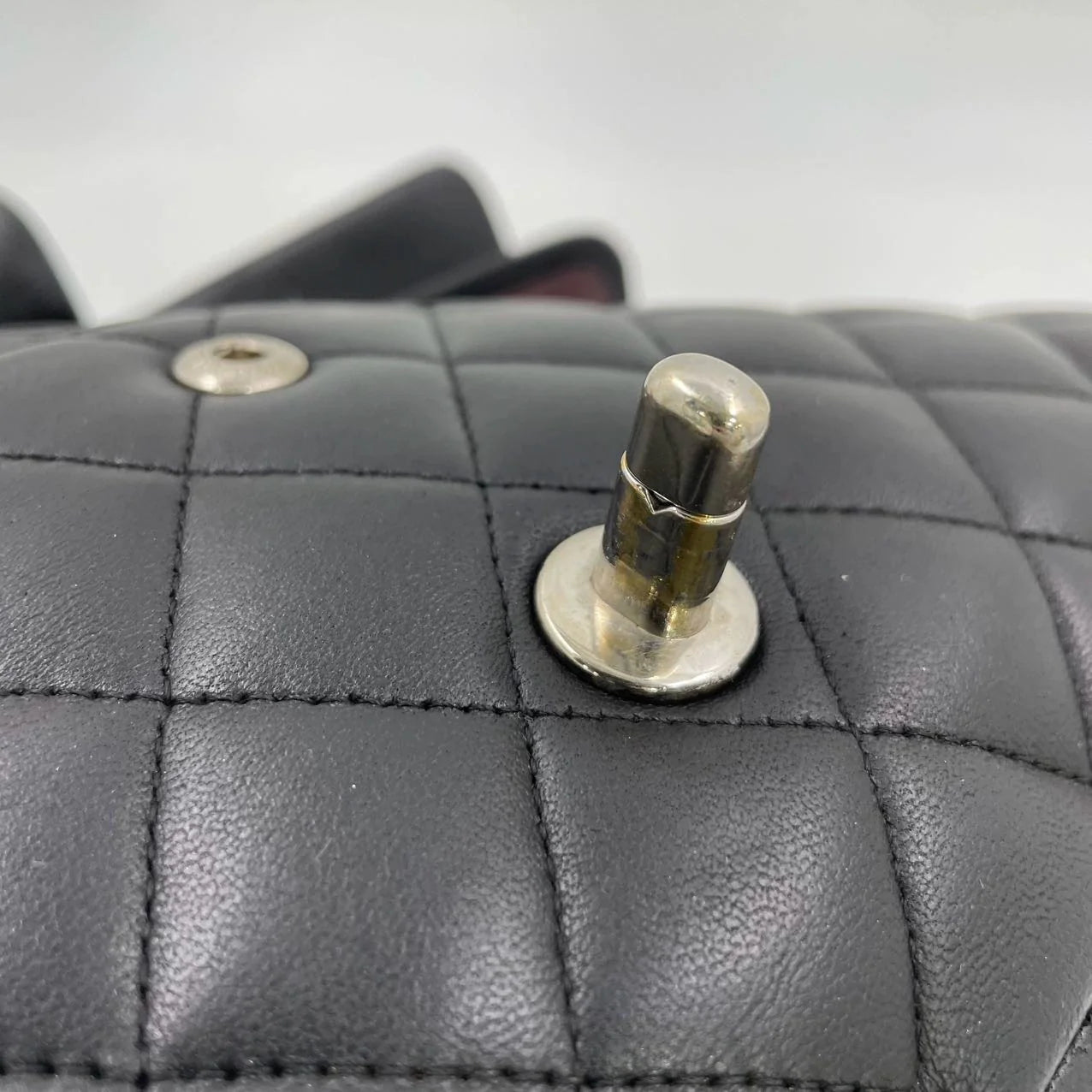 Bolsa Chanel Classic Flap Média – Couro de Cordeiro Preto