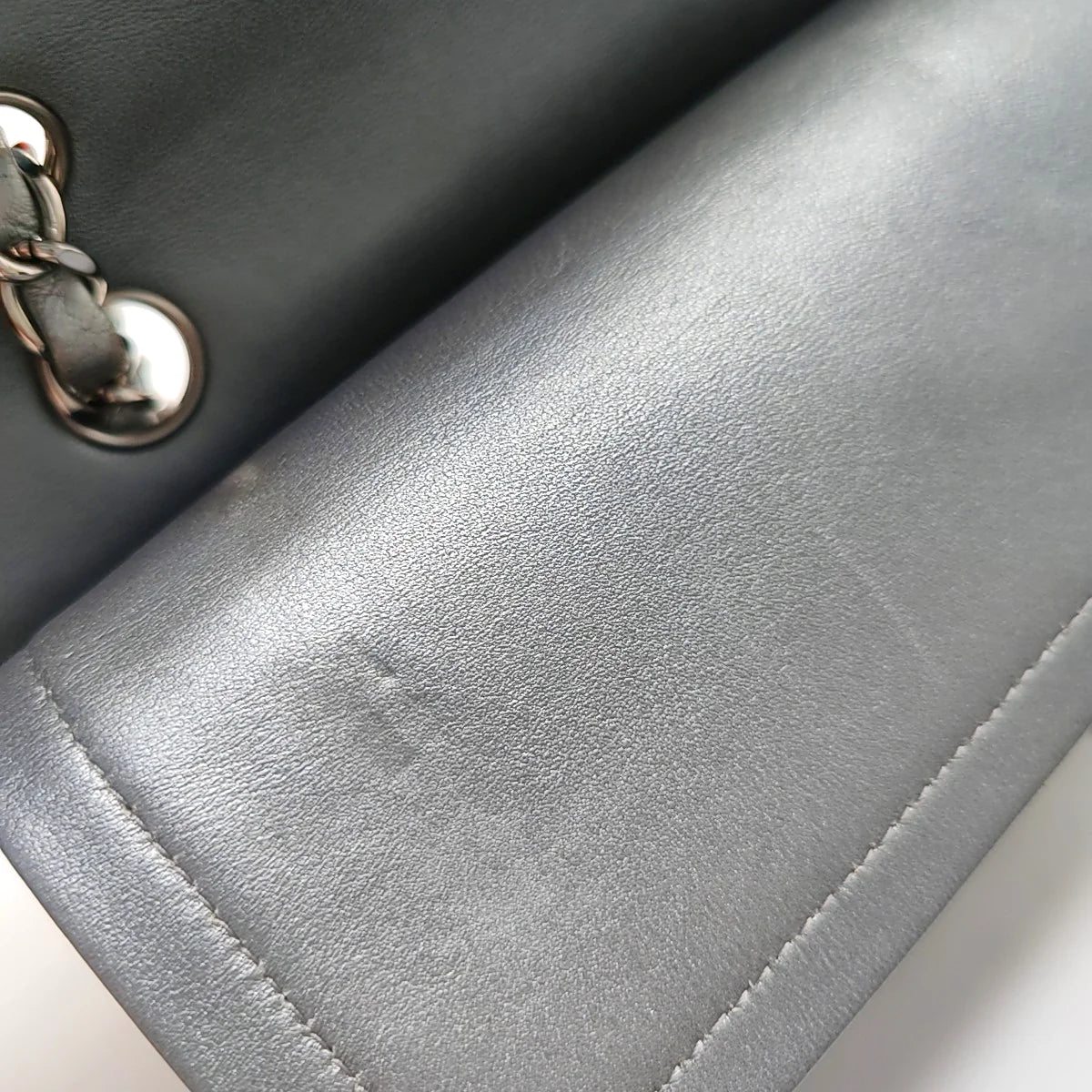 Bolsa Chanel Classic Flap Média – Couro de Cordeiro Cinza Prateado