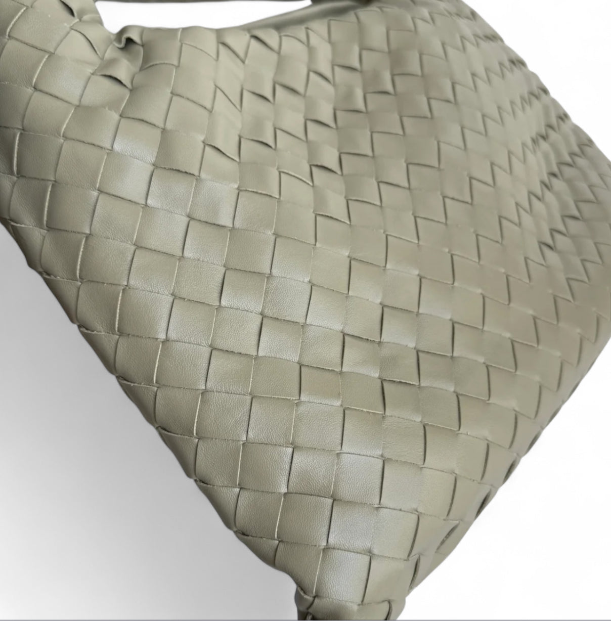Bottega Veneta Hop Hobo Pequena em Couro Intrecciato Verde Travertine