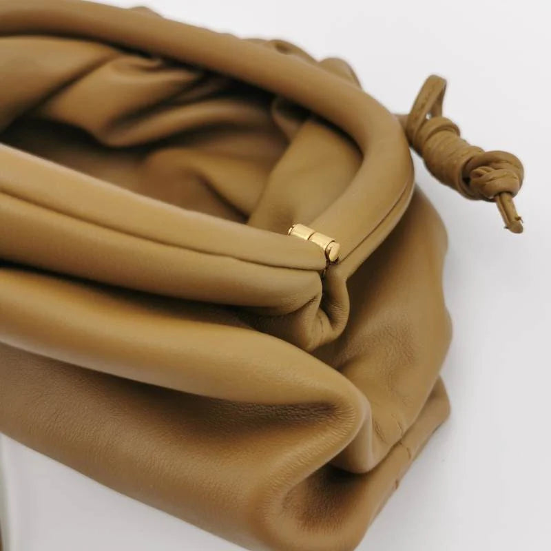 Bottega Veneta Pouch Mini – Couro Marrom