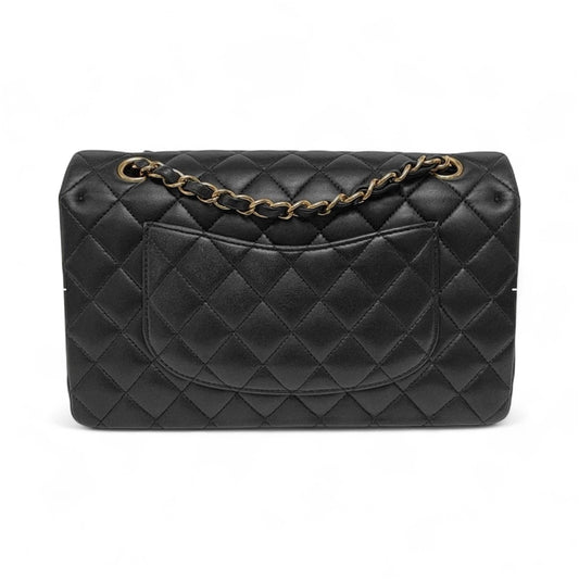 Bolsa Chanel Timeless Classic Flap em couro lambskin preto com ferragens douradas.