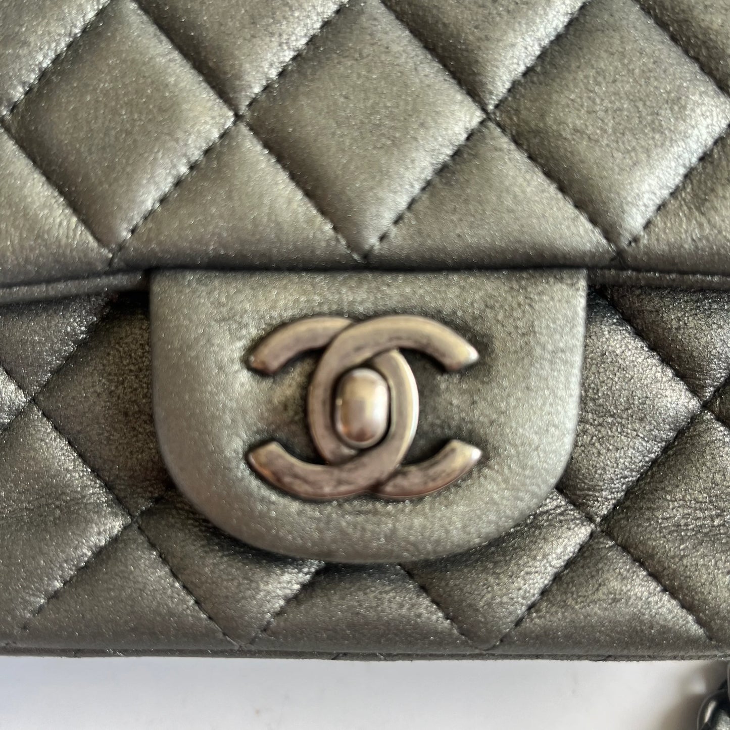 Bolsa Chanel Classic Flap Mini Retangular – Couro de Cordeiro Cinza Metálico