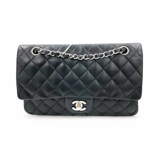 Bolsa Chanel Classic Flap Média – Couro de Cordeiro Preto