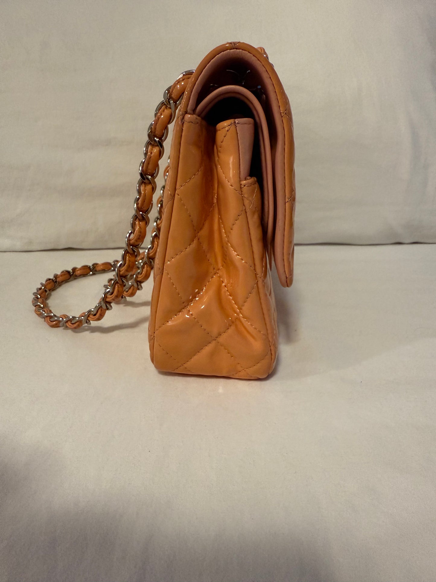 Bolsa Chanel Classic Flap Medium Pink Orange Patent Leather