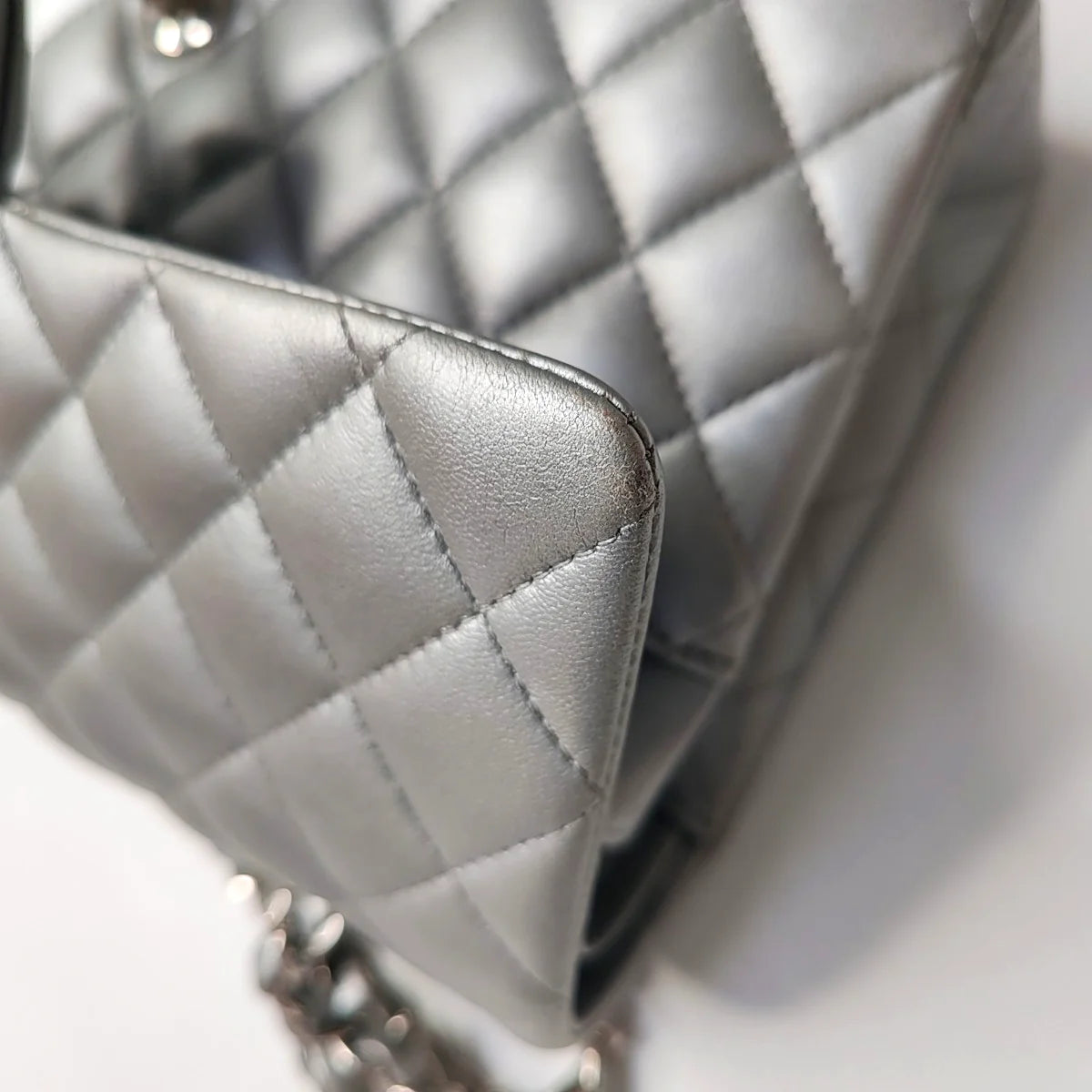 Bolsa Chanel Classic Flap Média – Couro de Cordeiro Cinza Prateado