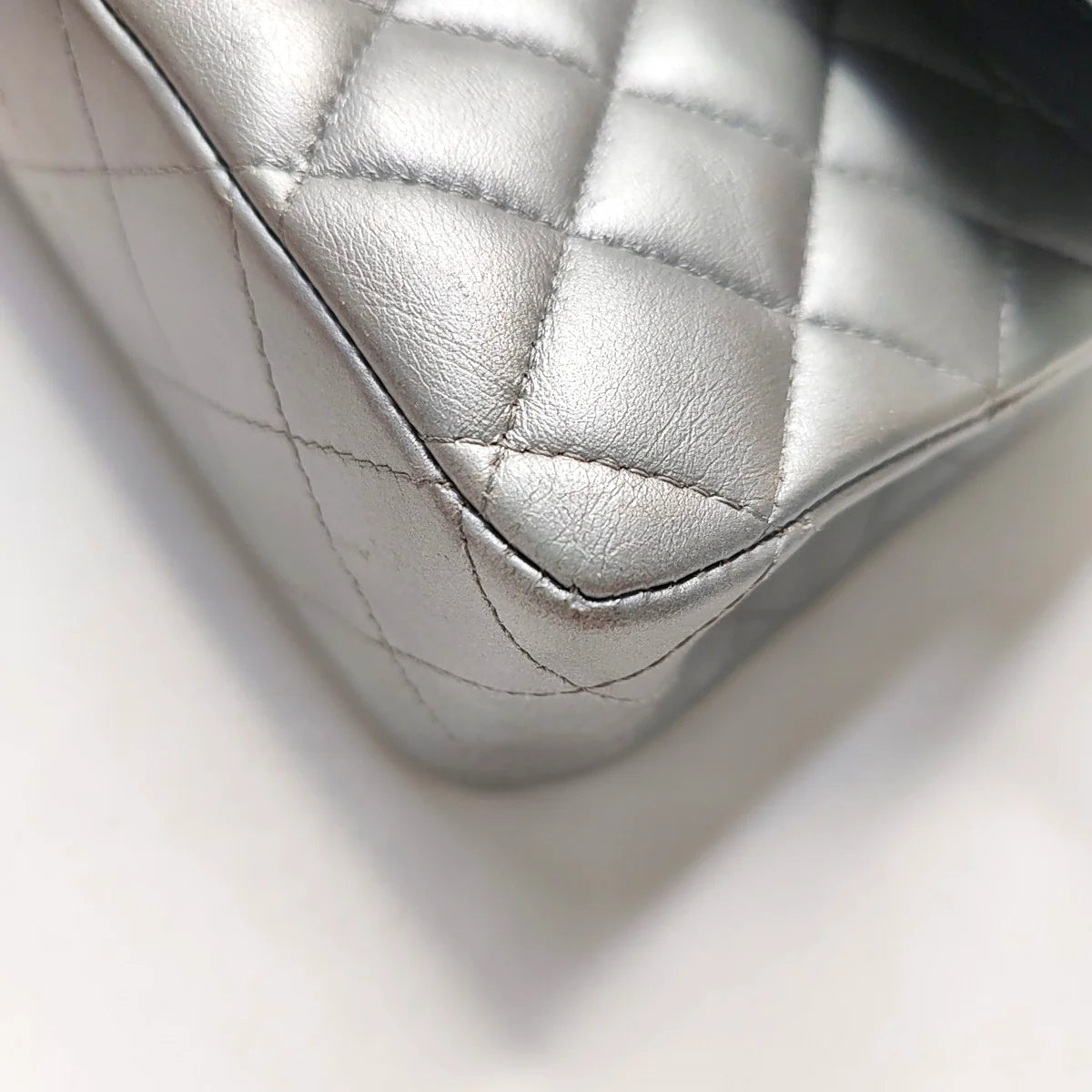 Bolsa Chanel Classic Flap Média – Couro de Cordeiro Cinza Prateado