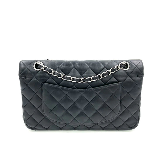 Bolsa Chanel Classic Flap Média – Couro de Cordeiro Preto
